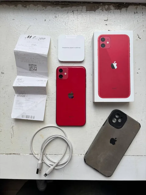 iPhone 11 64GB Красный - Мониторы и видеокарты в Москва