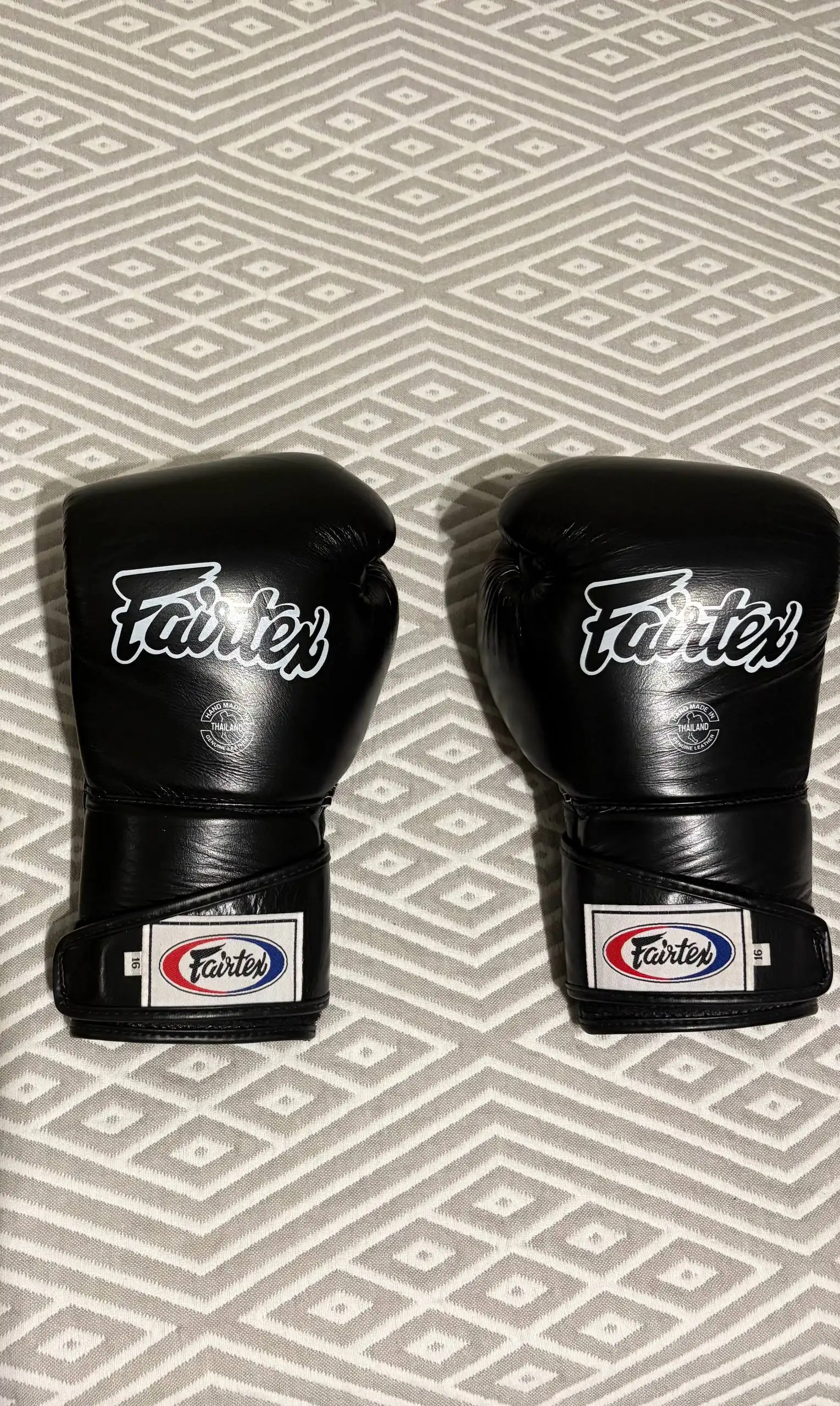 Новые боксерские перчатки Fairtex 16 унций - Спорт (Хобби и отдых) в Москва