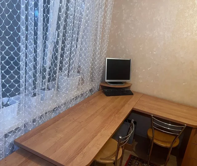 Угловой стол из массива дуба с тумбочкой - Сувениры в Москва