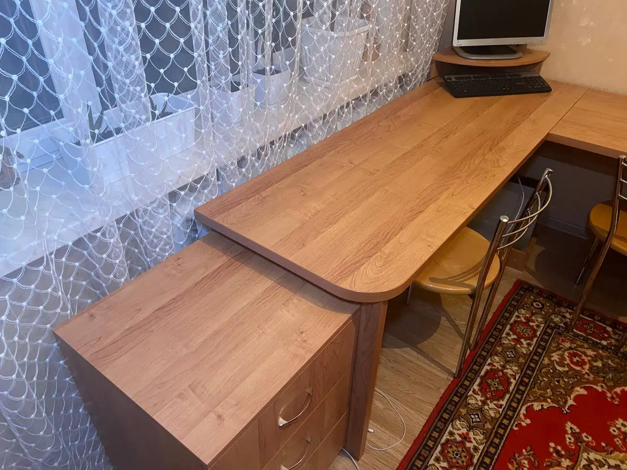 Угловой стол из массива дуба с тумбочкой - Мебель (Барахолка) в Москва