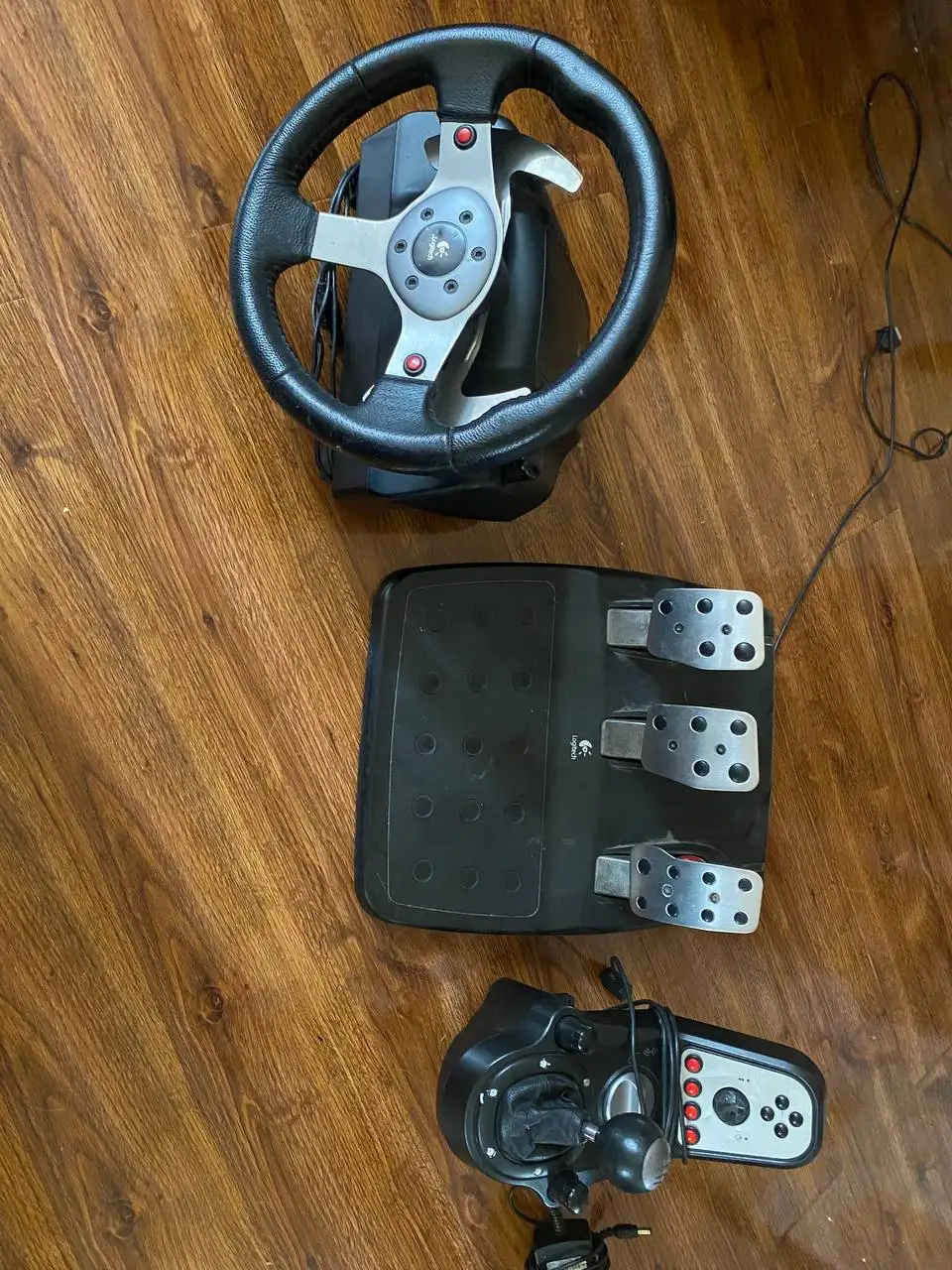 Продам руль Logitech G25 с КПП и тремя педалями - Игры, приставки и аксессуары (Барахолка) в Москва