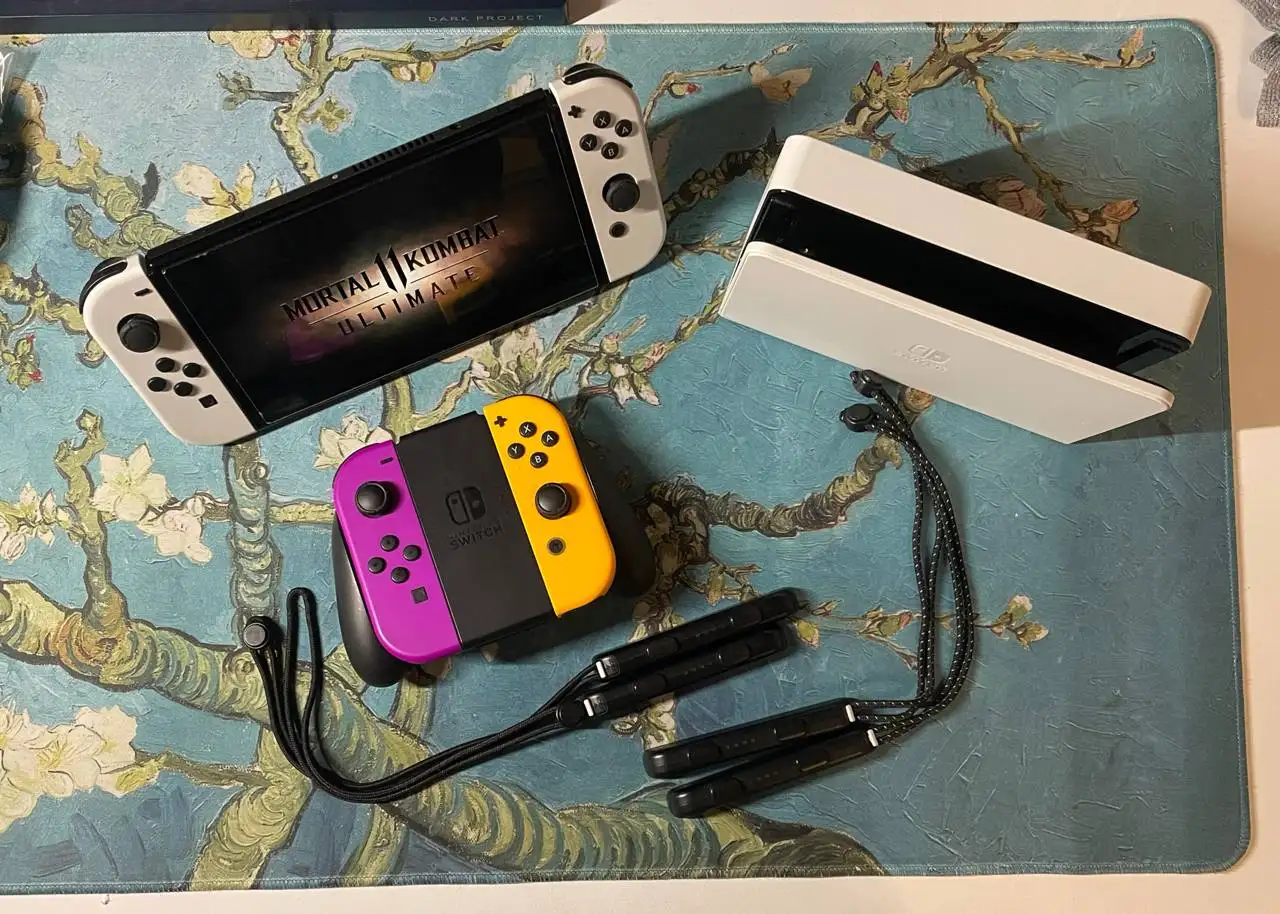Продам Nintendo Switch OLED с джойконами, картой памяти 512GB и чехлом - Игры и приставки (Хобби и отдых) в Москва