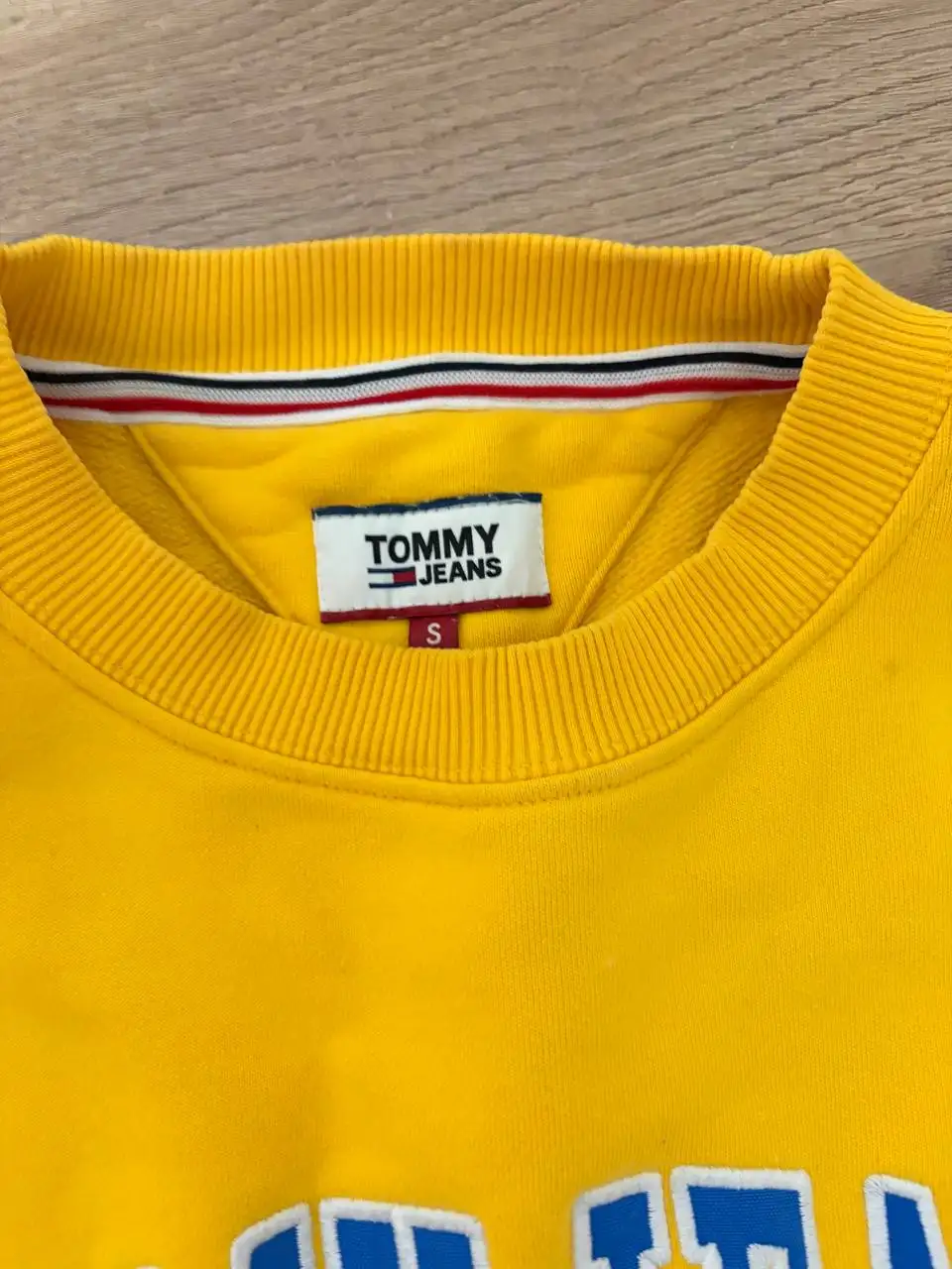 Продам свитшот Tommi Jeans - Верхняя одежда (Одежда) в Москва