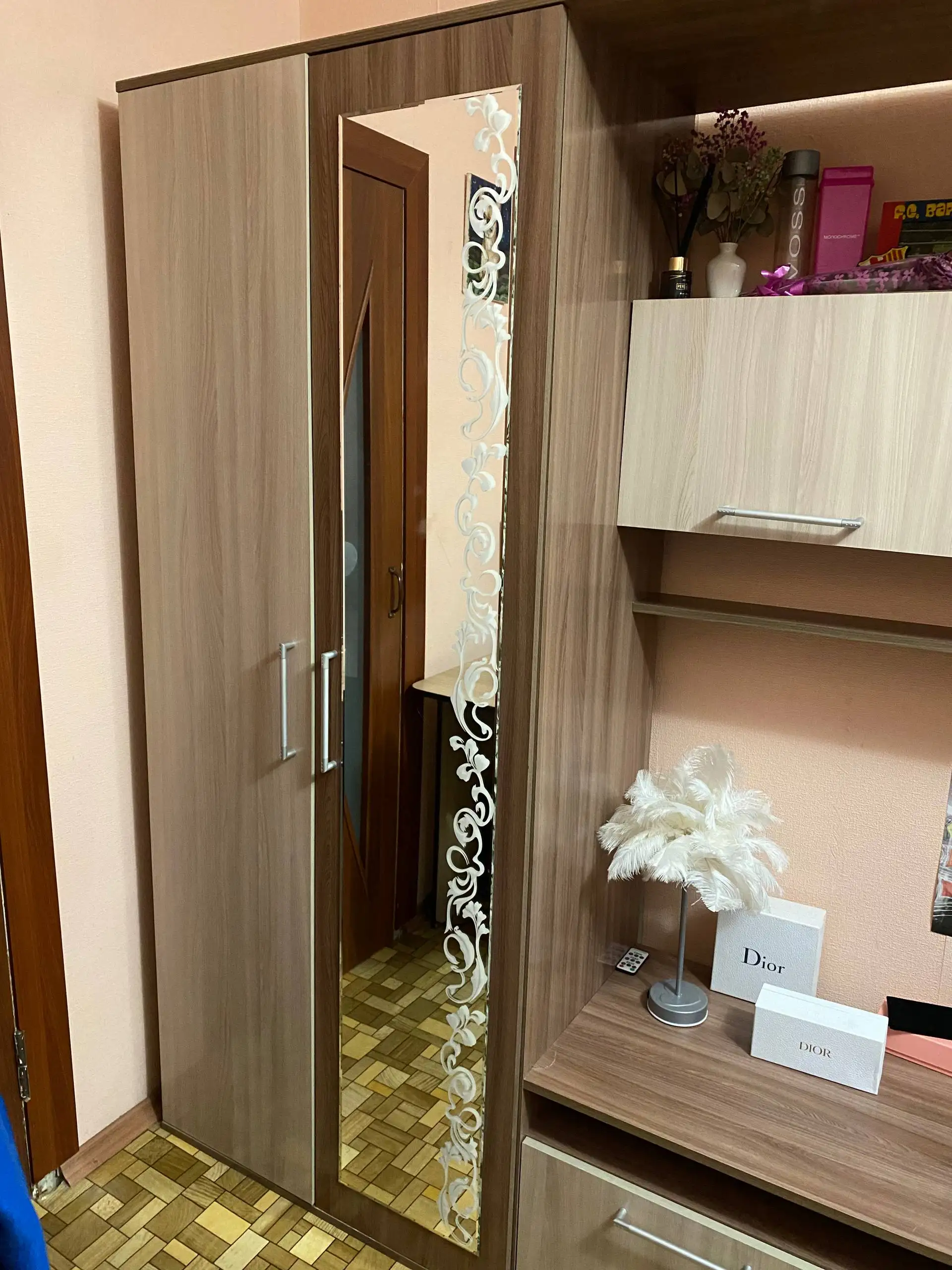 Продам стенку и стол -  в Москва