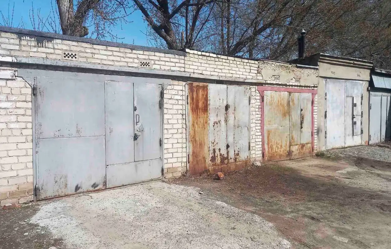 Продажа кирпичного гаража в кооперативе - Гаражи и парковочные места (Недвижимость) в Барнаул