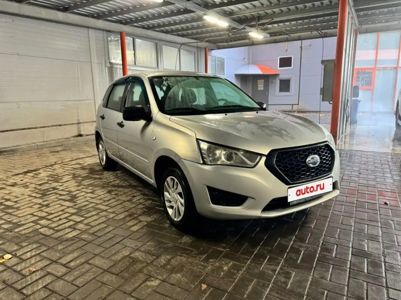 Автомобиль 2015 года