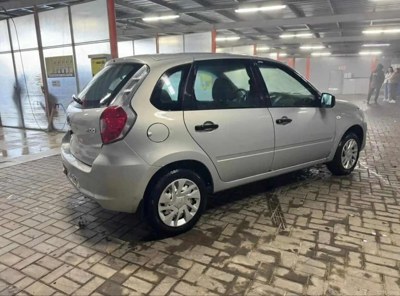 Автомобиль 2015 года