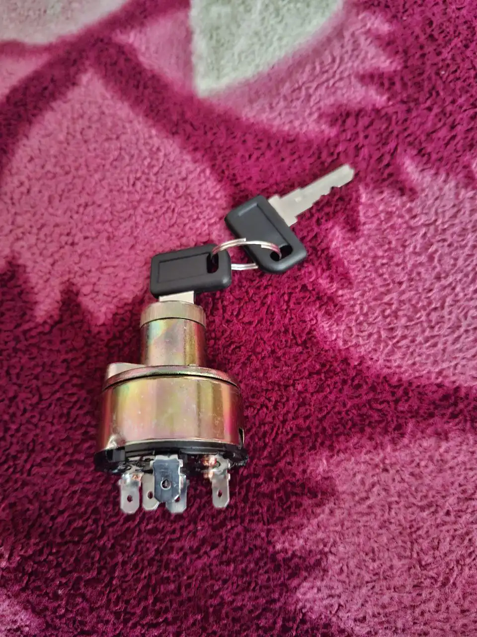 Продажа светодиодных лампочек H4 C6 и замка ИЖ