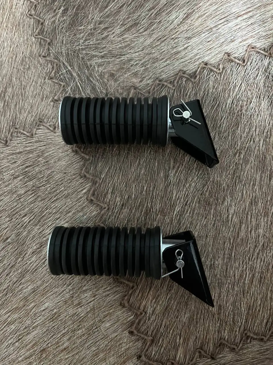 Продам подножки пассажира на Альфу - Мотоциклетные запчасти (Запчасти) в Саранск