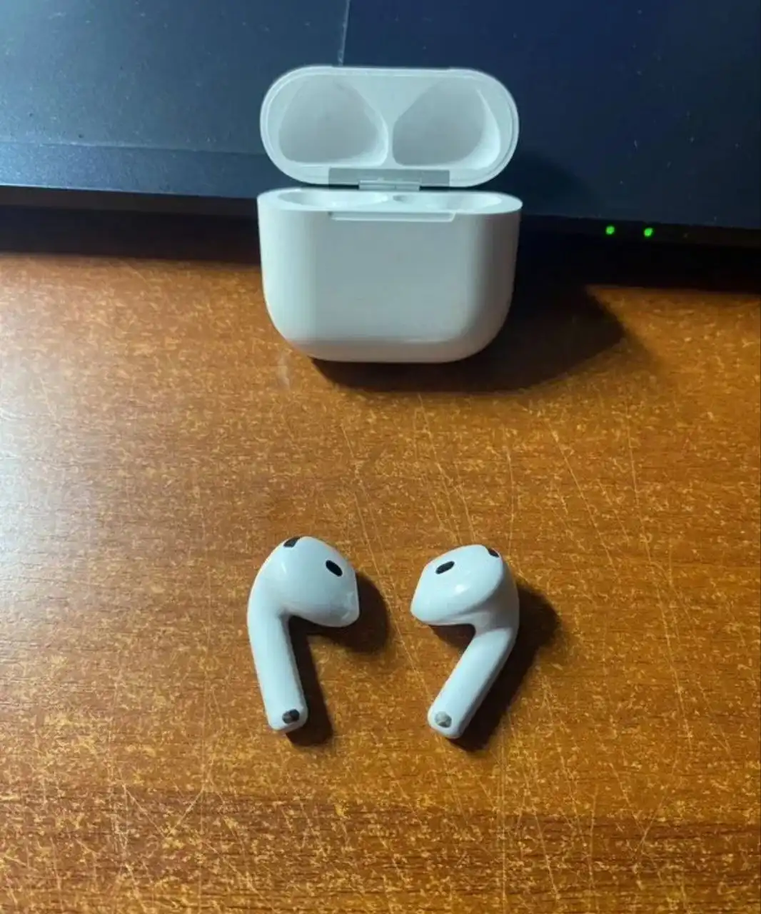 Продажа наушников AirPods 4 и AirPods 2