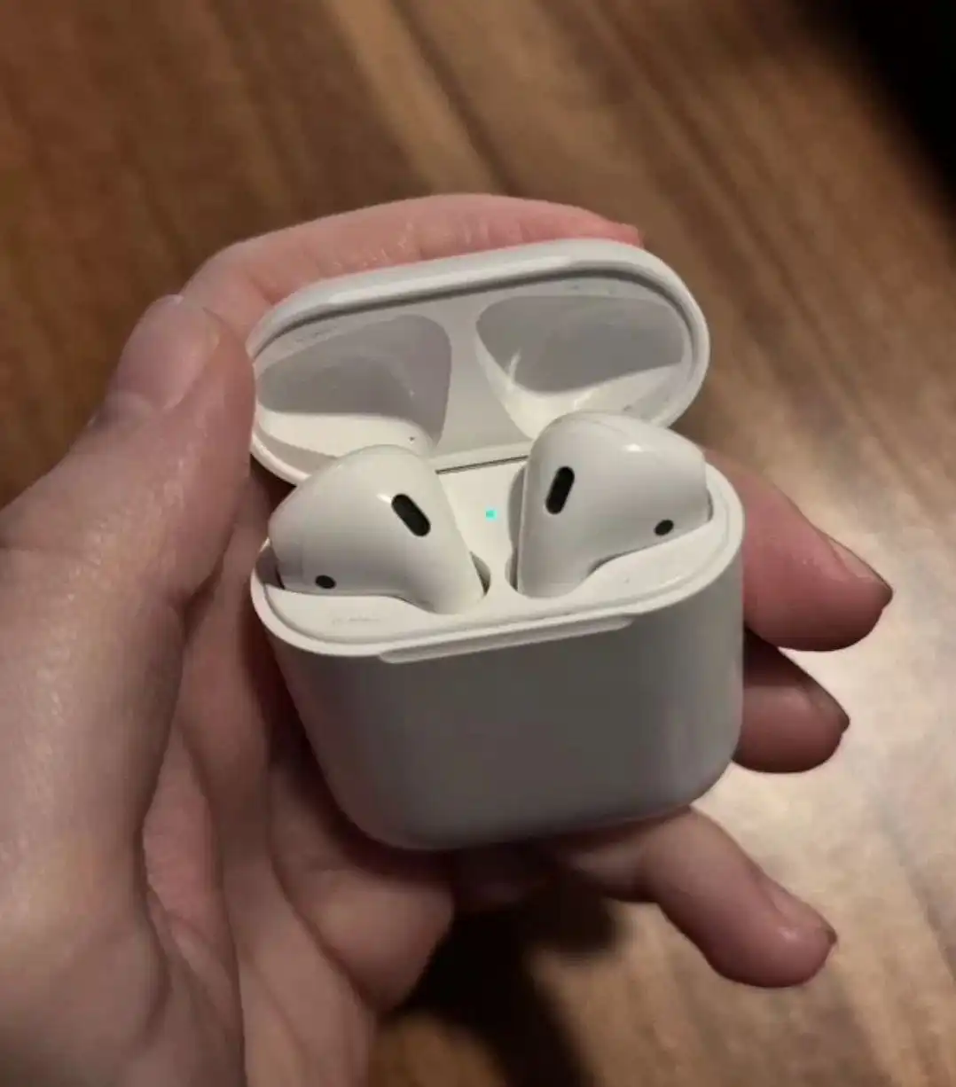 Продажа наушников AirPods 4 и AirPods 2