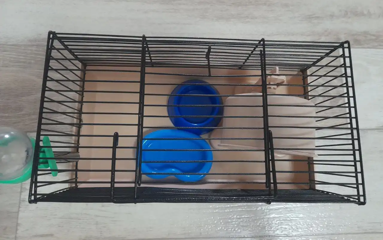 Клетка для хомяка с колесом и аксессуарами