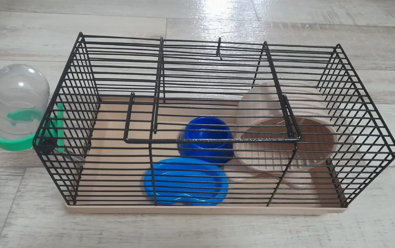 Клетка для хомяка с колесом и аксессуарами