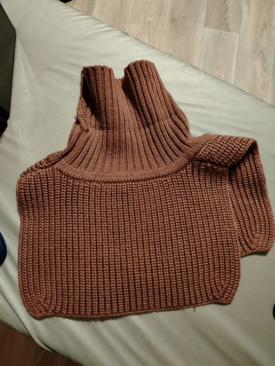 Теплая вязаная манишка на 2-4 года