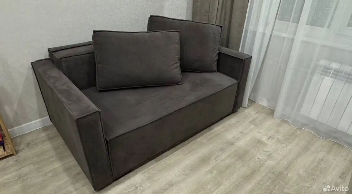 Продажа дивана б/у с небольшими дефектами