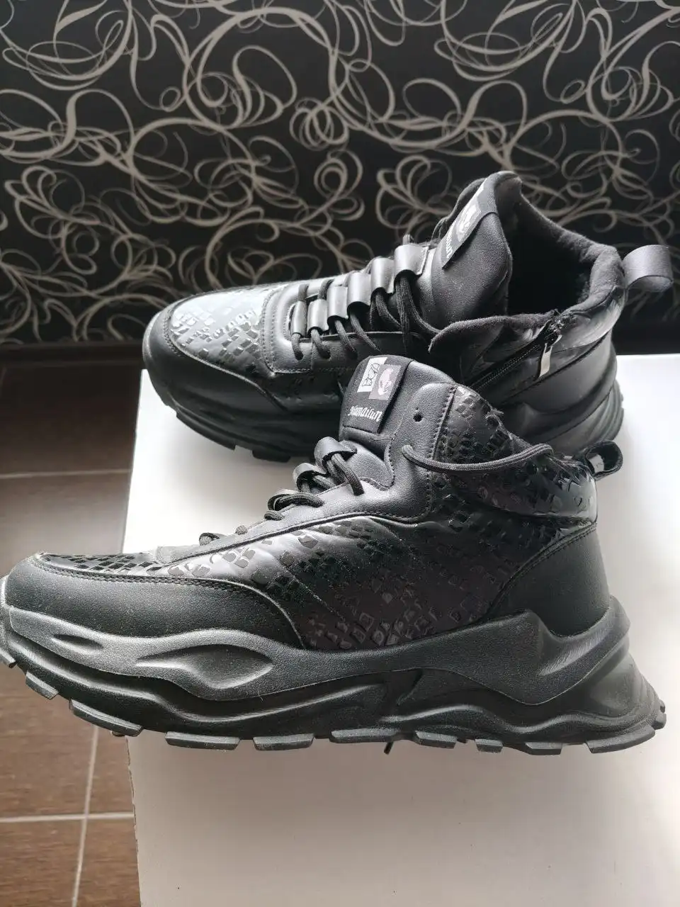 Продам ботинки на искусственном меху размер 43