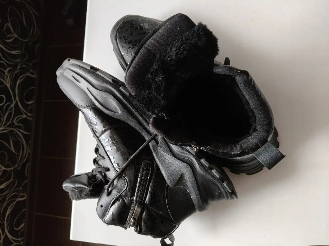 Продам ботинки на искусственном меху размер 43