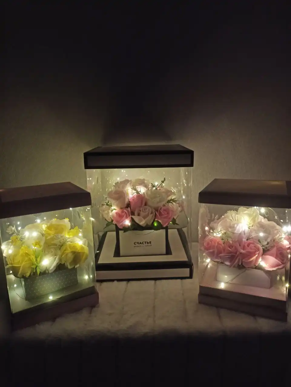 Роскошный букет из мыльных роз в прозрачной коробке с мягкой подсветкой