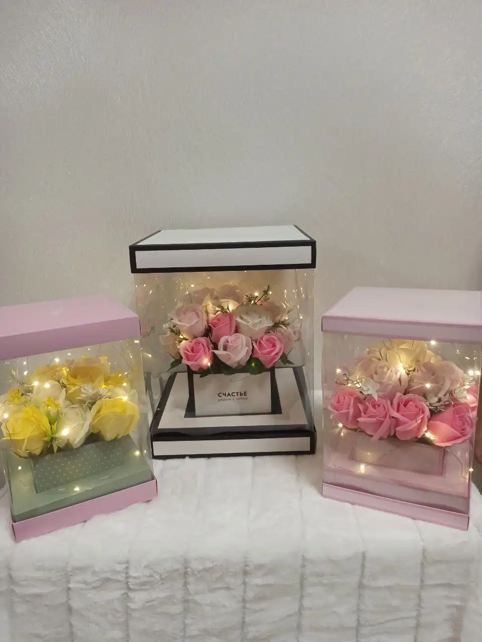 Роскошный букет из мыльных роз в прозрачной коробке с мягкой подсветкой
