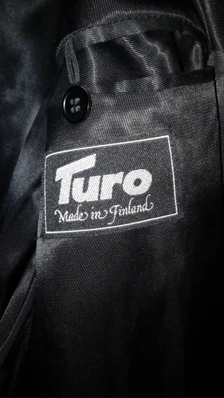 Мужское пальто темно-серого цвета