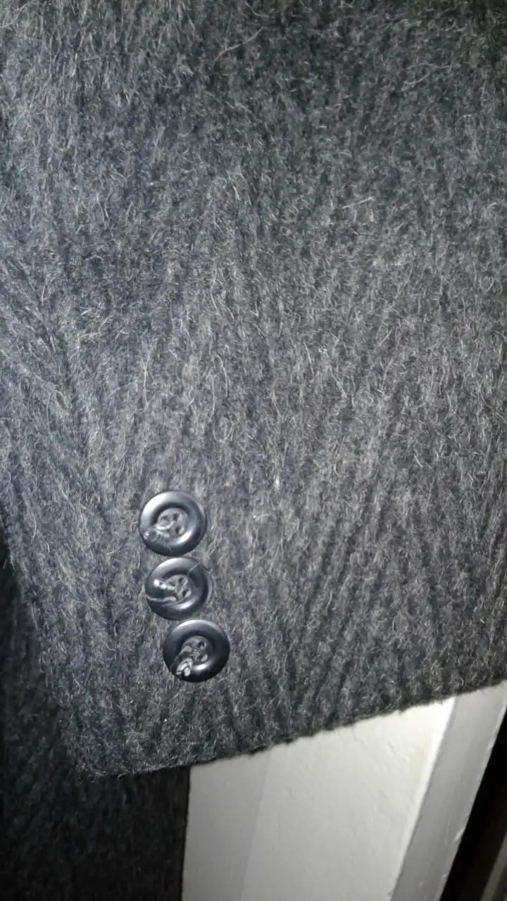 Мужское пальто темно-серого цвета