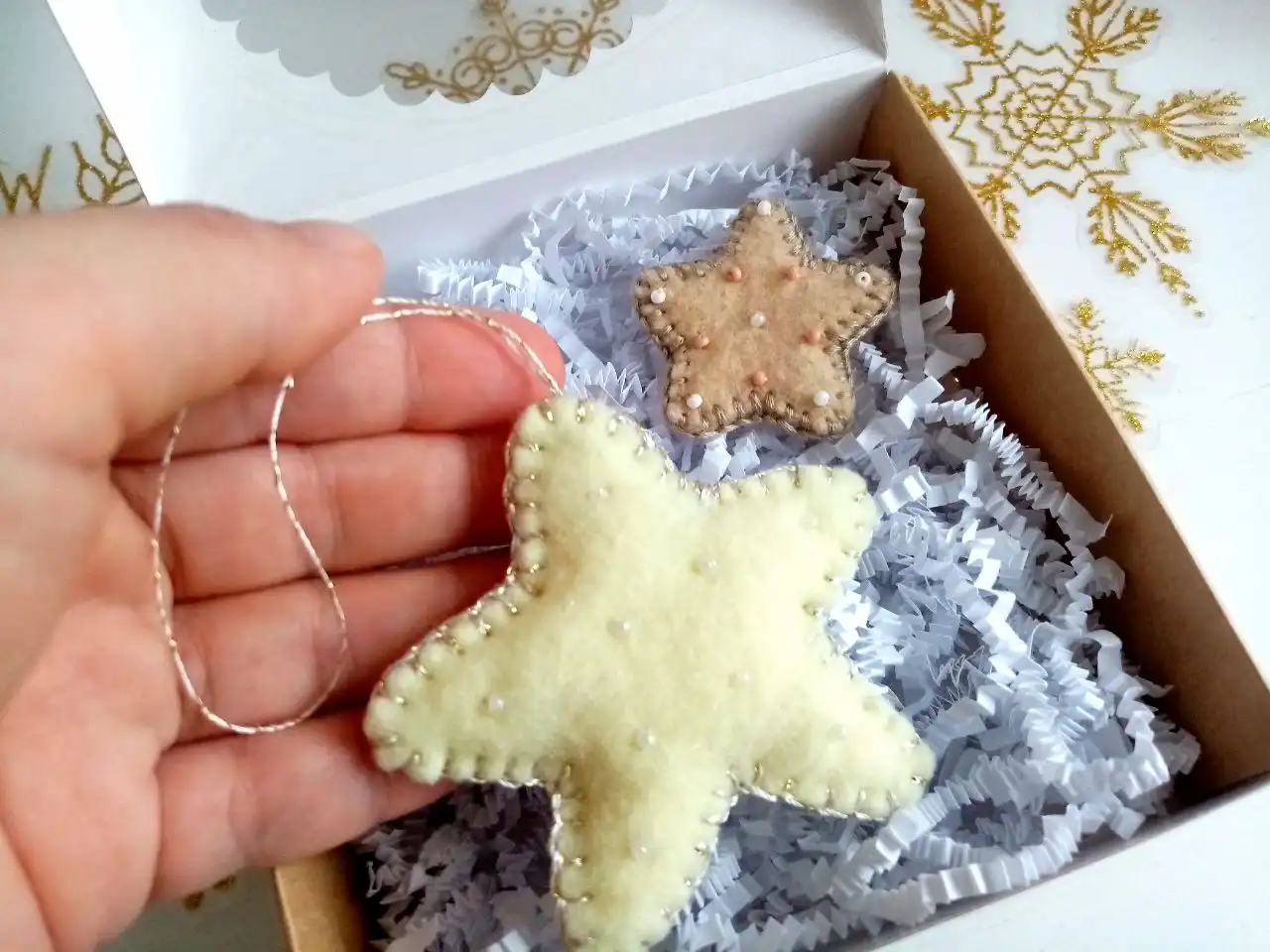 Новогодний набор ручного творения: игрушка на ёлку и брошка