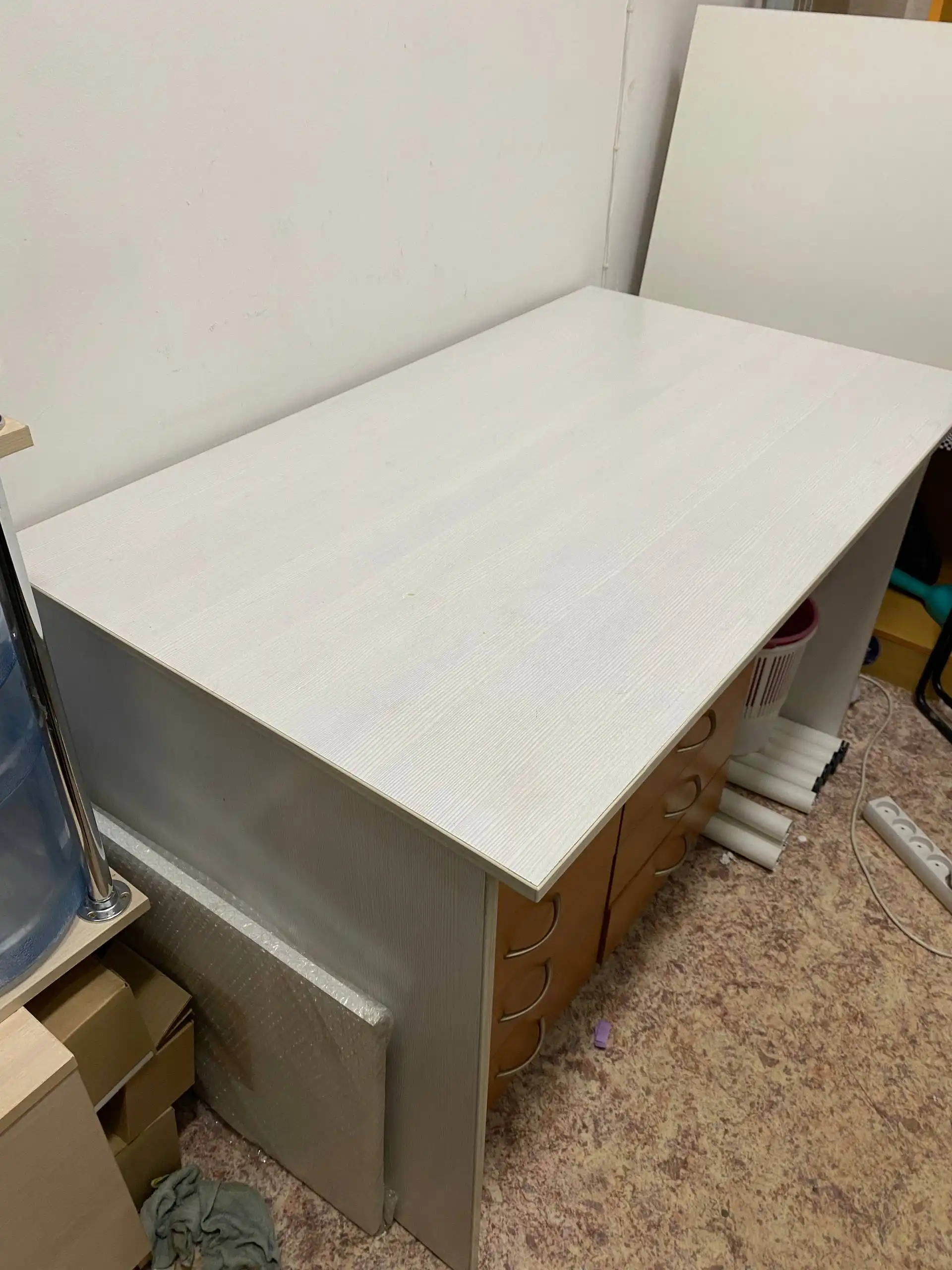 Письменный стол с тумбой ЛДСП