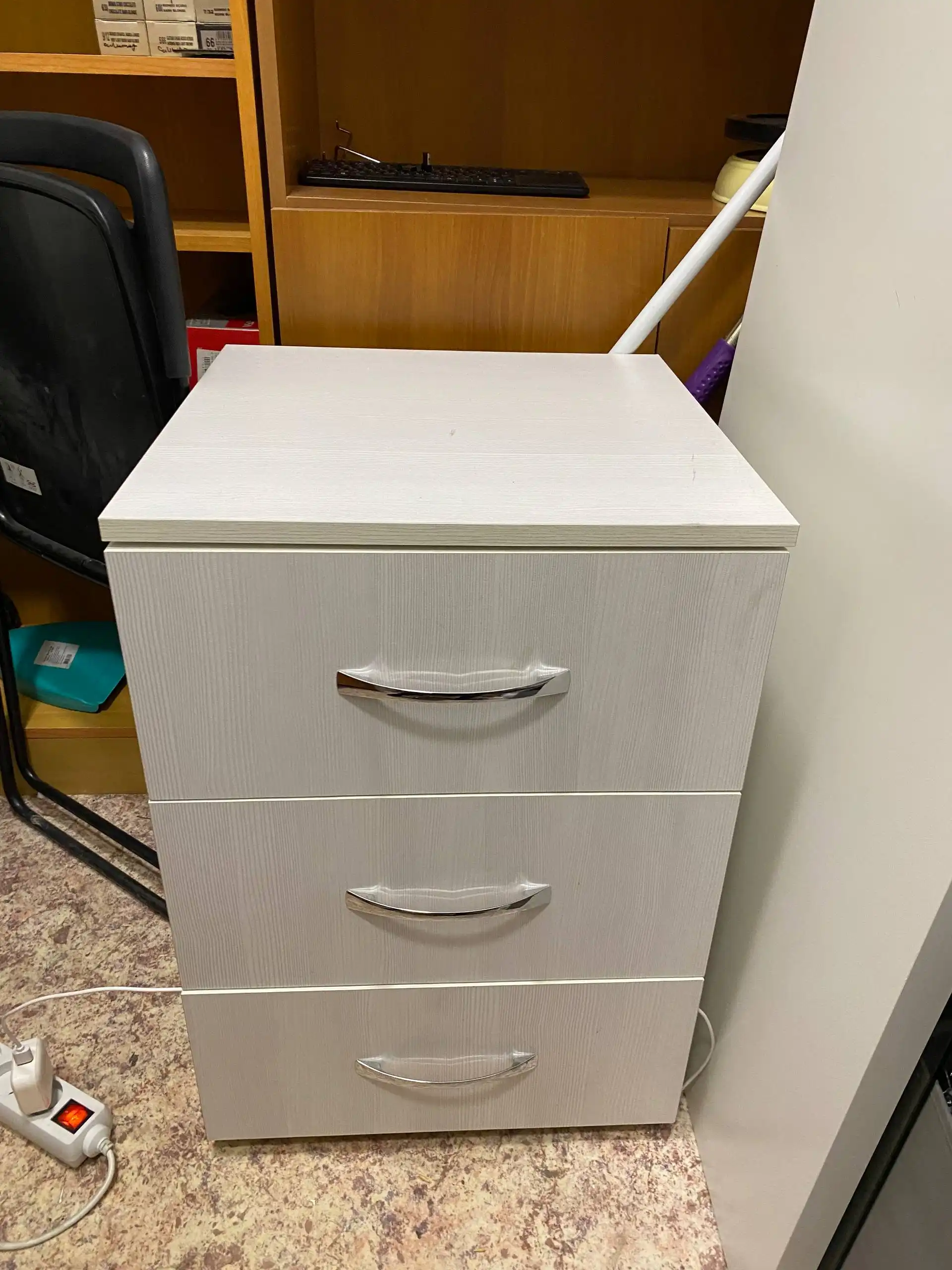 Письменный стол с тумбой ЛДСП