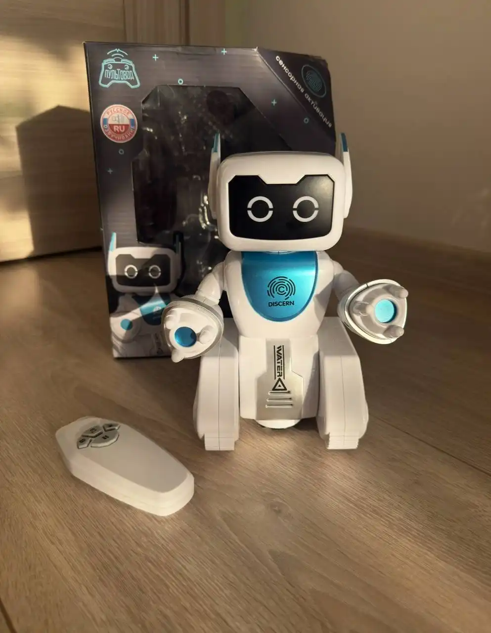 Интерактивный радиоуправляемый робот с эффектами