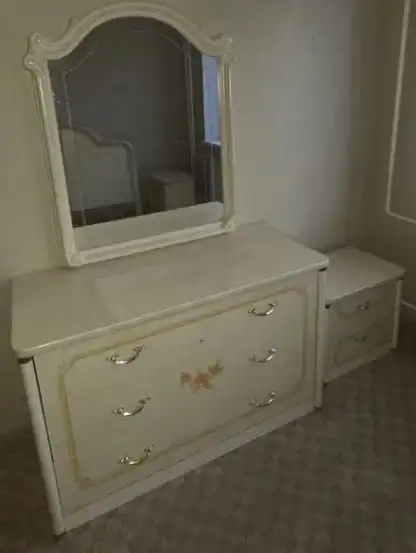 Комод с зеркалом и двумя тумбочками
