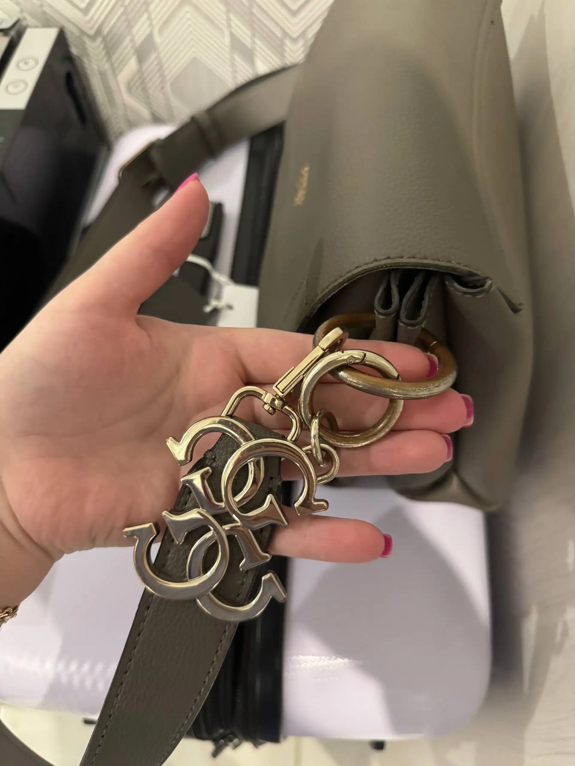 Продам сумку оригинал с облезшей фурнитурой