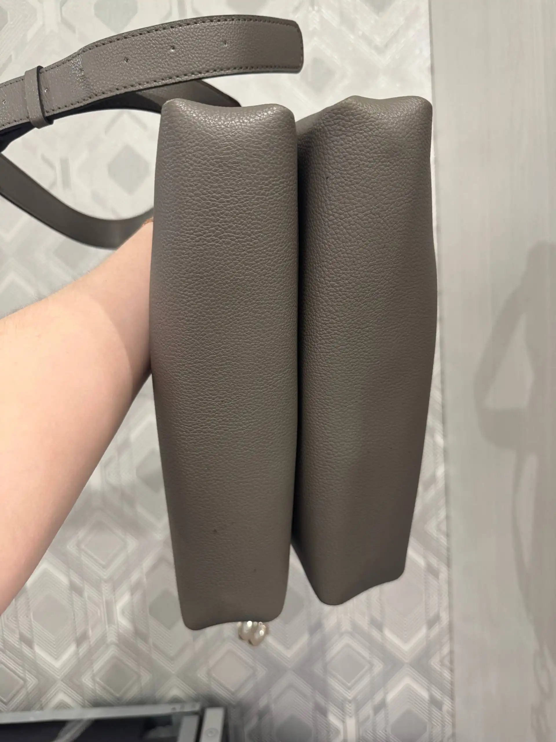 Продам сумку оригинал с облезшей фурнитурой