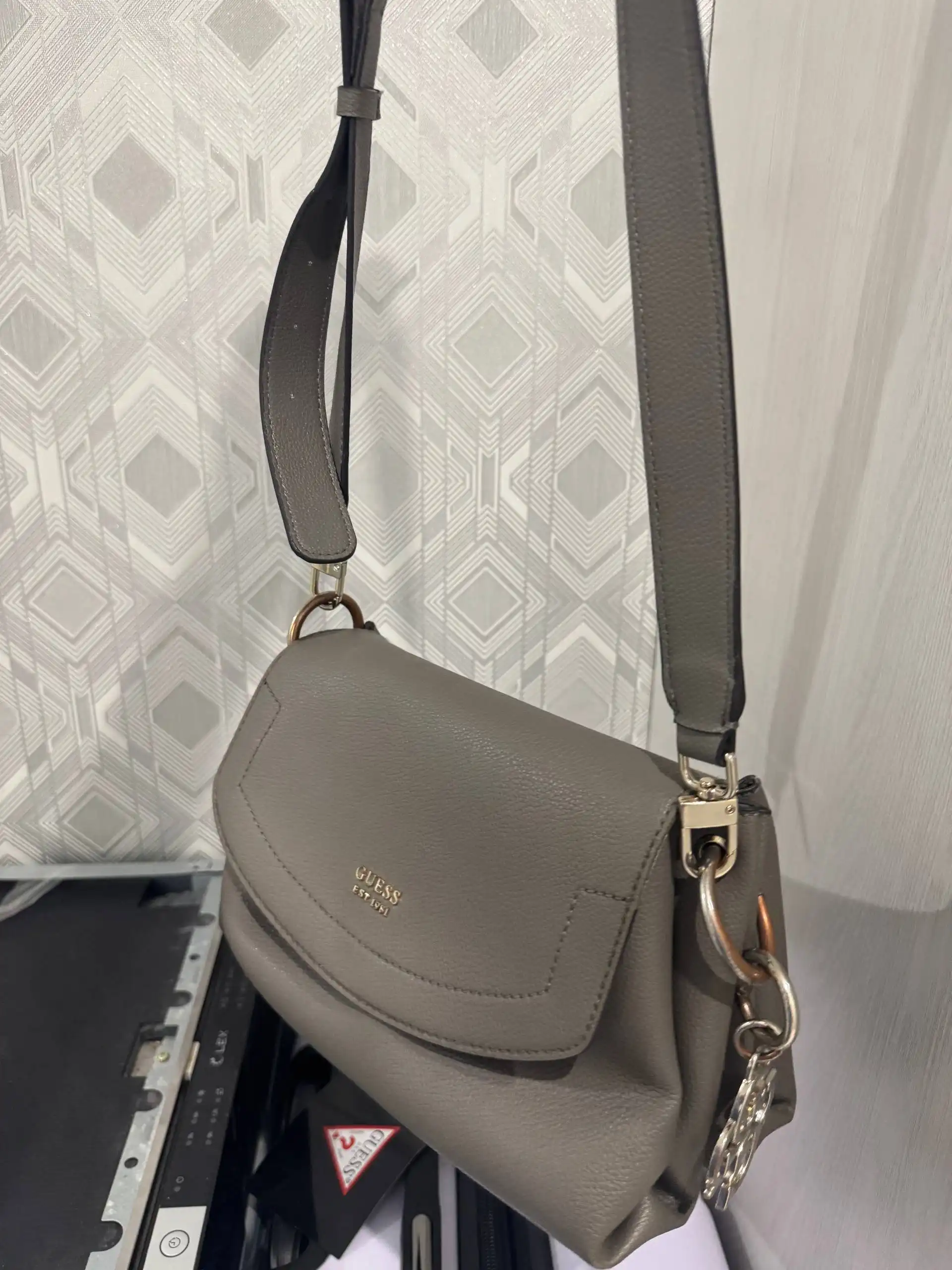 Продам сумку оригинал с облезшей фурнитурой