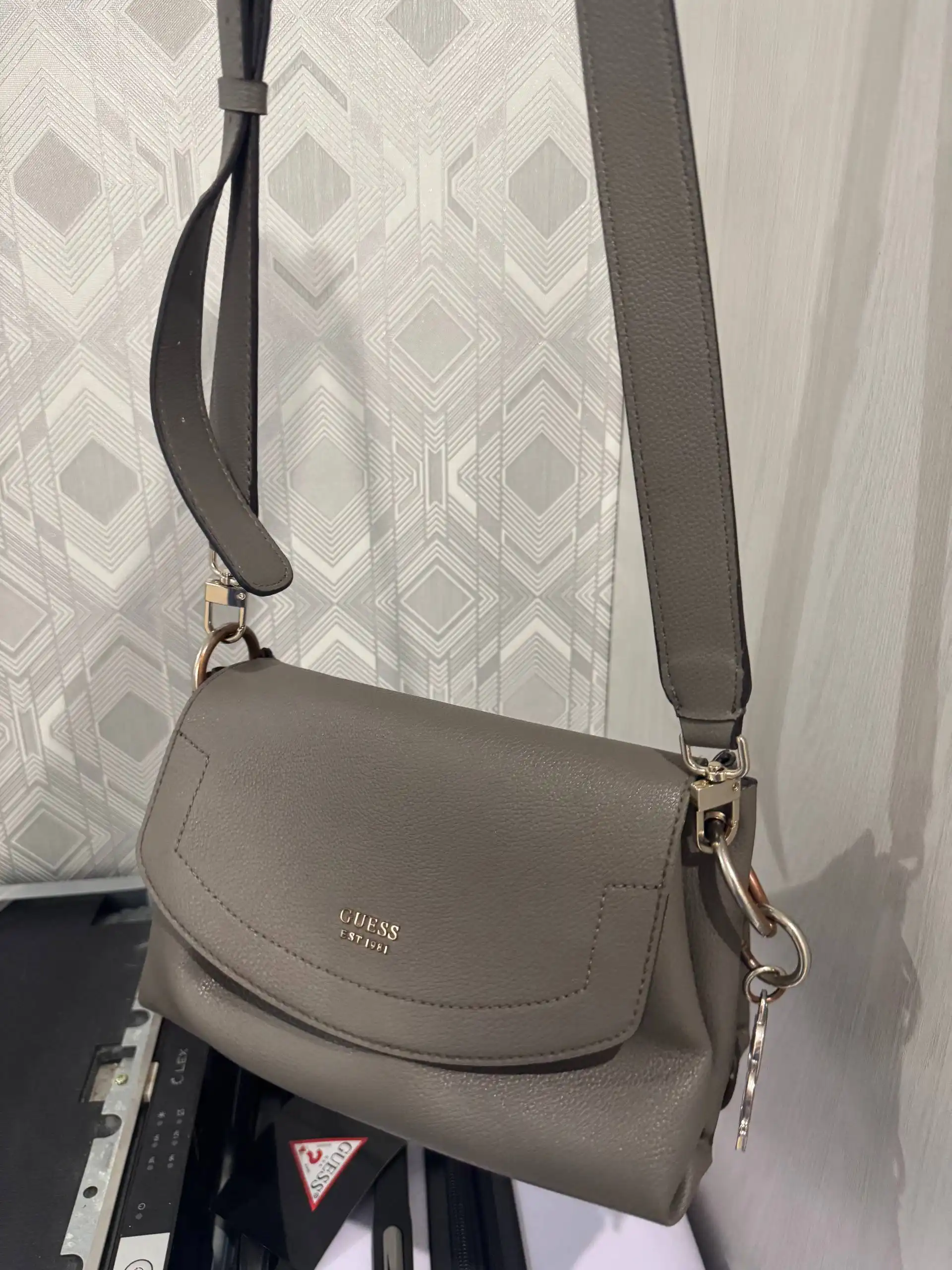 Продам сумку оригинал с облезшей фурнитурой