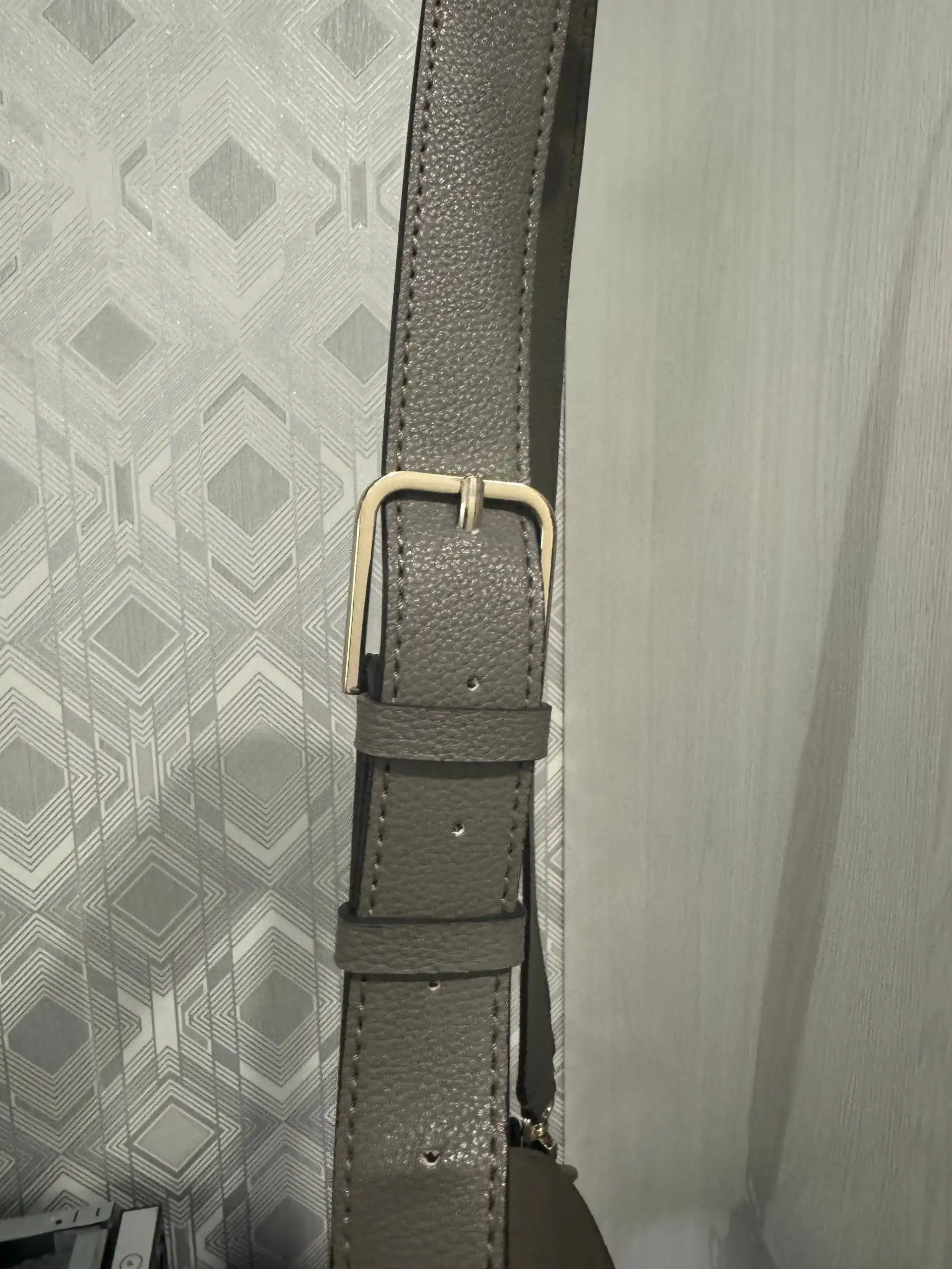 Продам сумку оригинал с облезшей фурнитурой