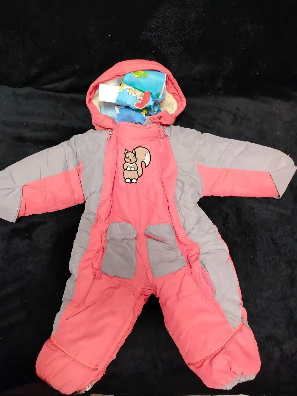 Комбез для малышей с игрушками и конструктором