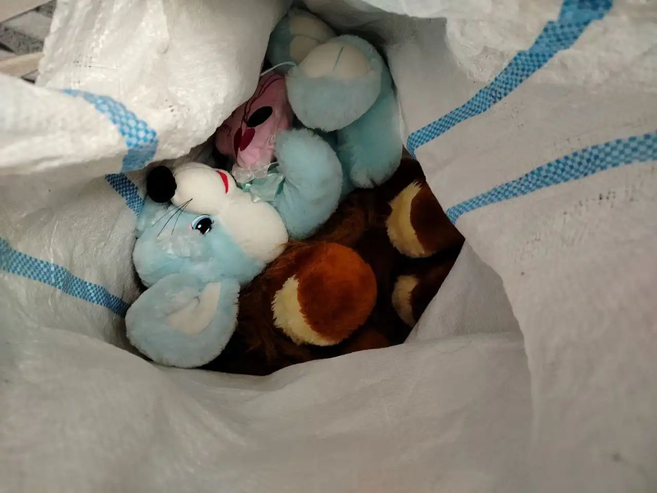 Комбез для малышей с игрушками и конструктором