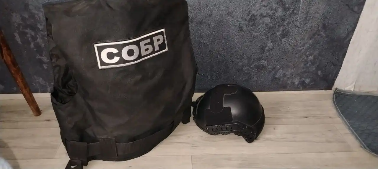 Бронежилет и тактический шлем для страйкбола - Страйкбол (Хобби и отдых) в Томск