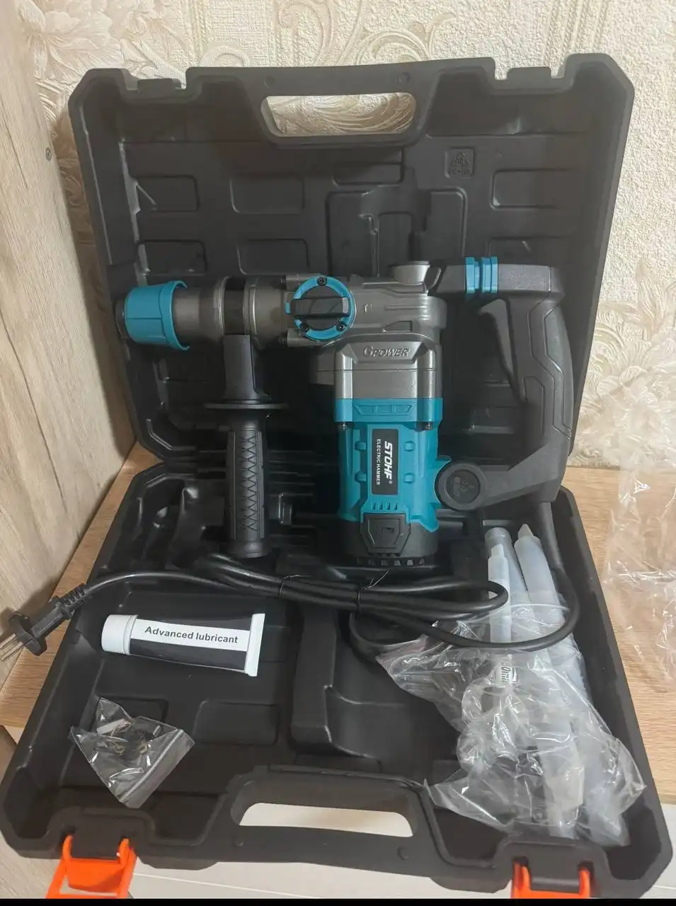 Продам мощный перфоратор с комплектом - Барахолка в Томск