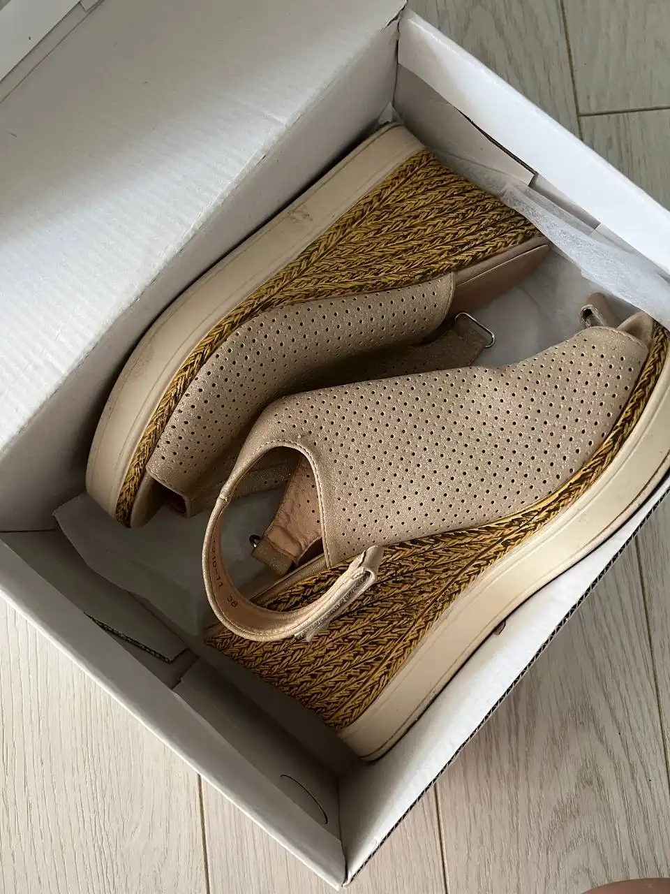 Босоножки на танкетке размер 38 - Обувь (Одежда) в Томск