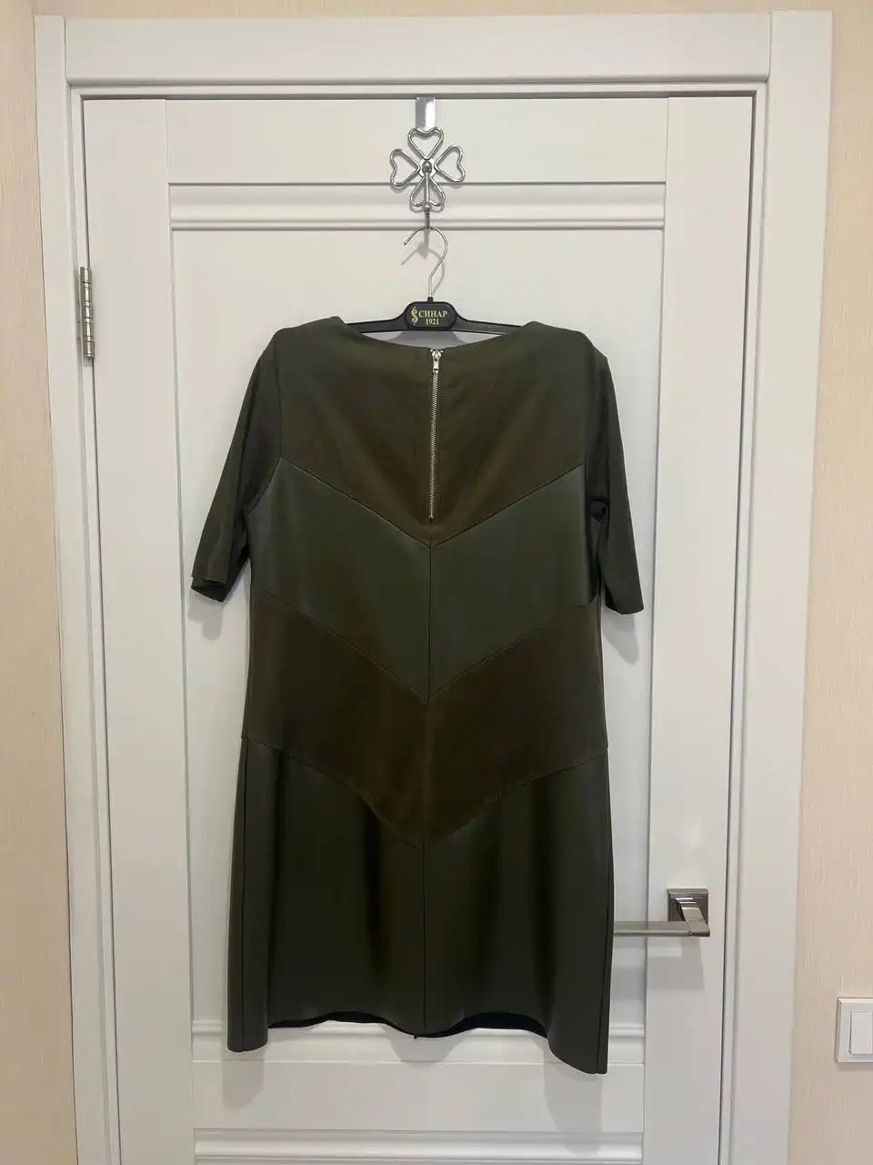 Платье Zolla цвет хаки со вставками из эко-кожи - Платья (Одежда) в Томск