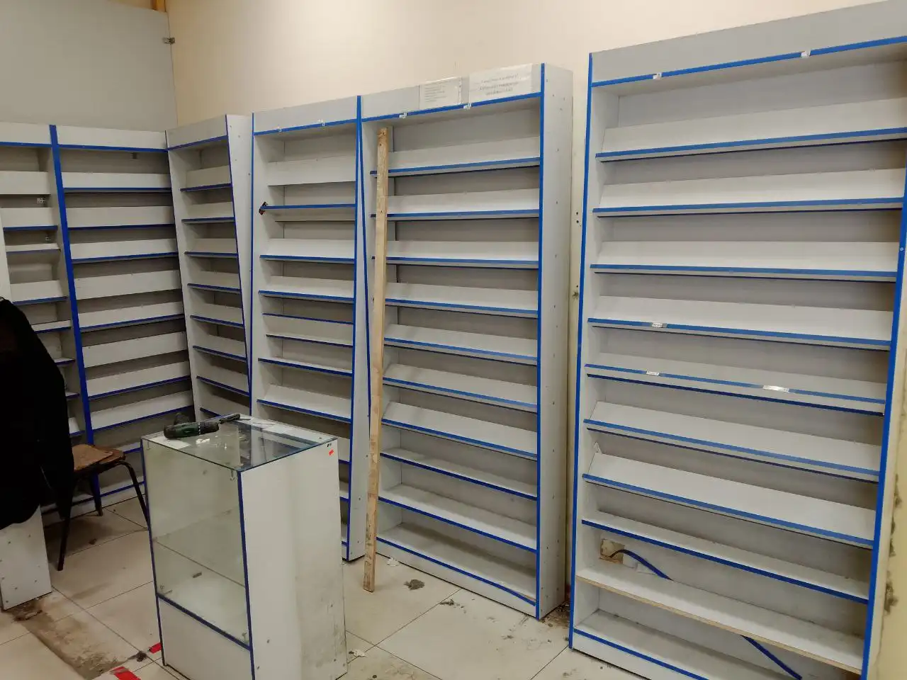 Продажа стеллажей и прилавка для продавца - Мебель (Барахолка) в Томск