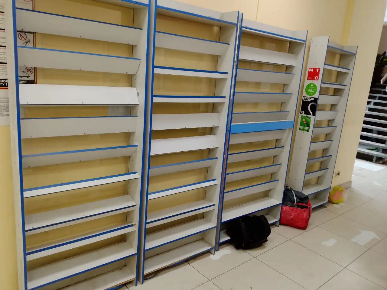 Продажа стеллажей и прилавка для продавца - Мебель (Барахолка) в Томск