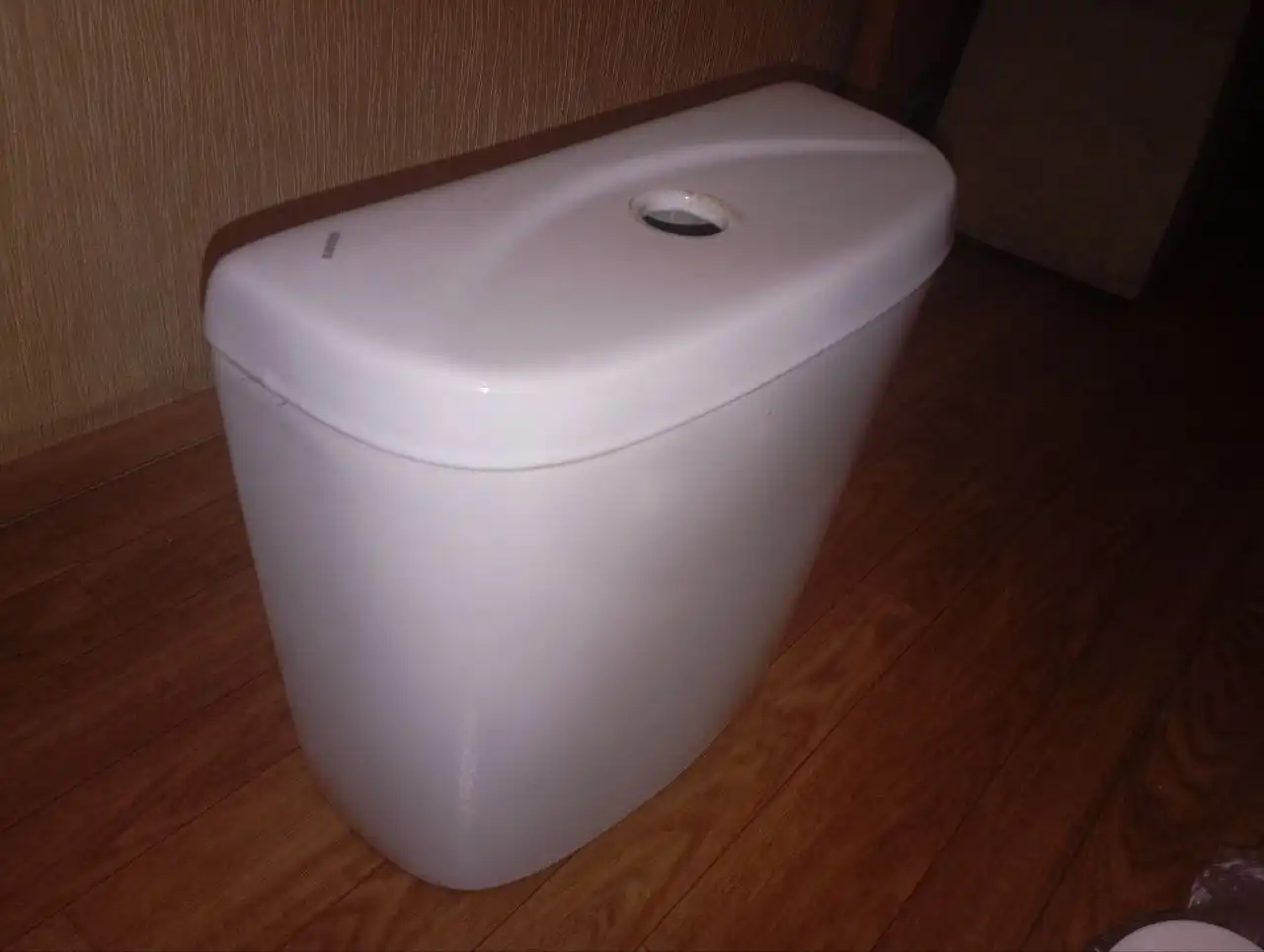 Продам новый бачок для унитаза с запчастями - Сантехника (Для дома и дачи) в Томск