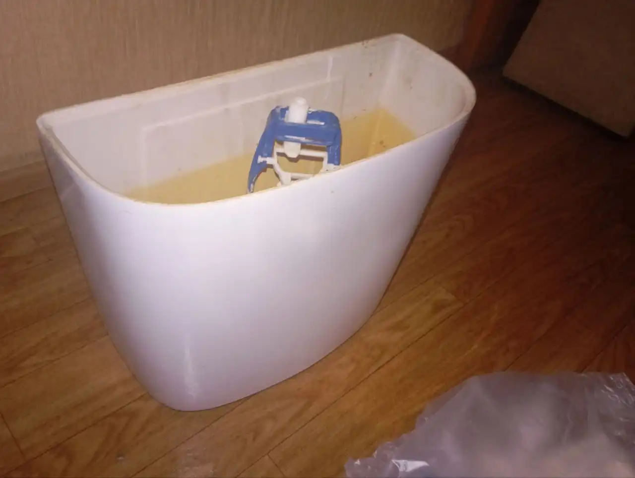 Продам новый бачок для унитаза с запчастями - Сантехника (Для дома и дачи) в Томск