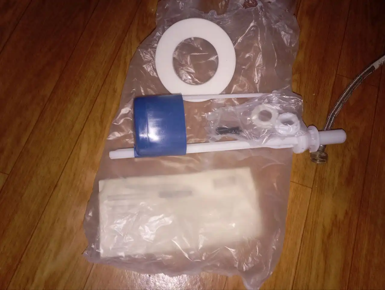 Продам новый бачок для унитаза с запчастями - Сантехника (Для дома и дачи) в Томск