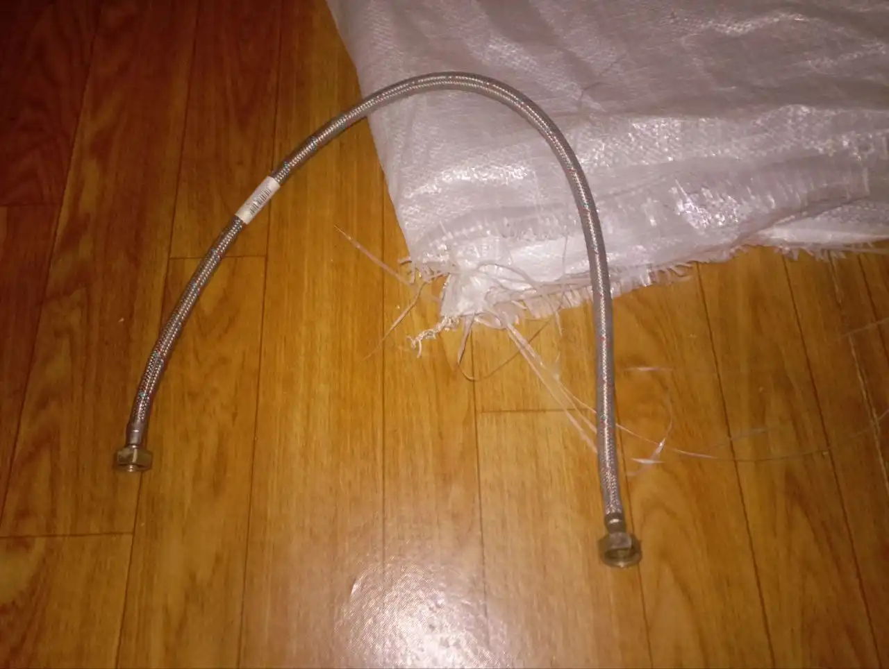 Продам новый бачок для унитаза с запчастями - Сантехника (Для дома и дачи) в Томск