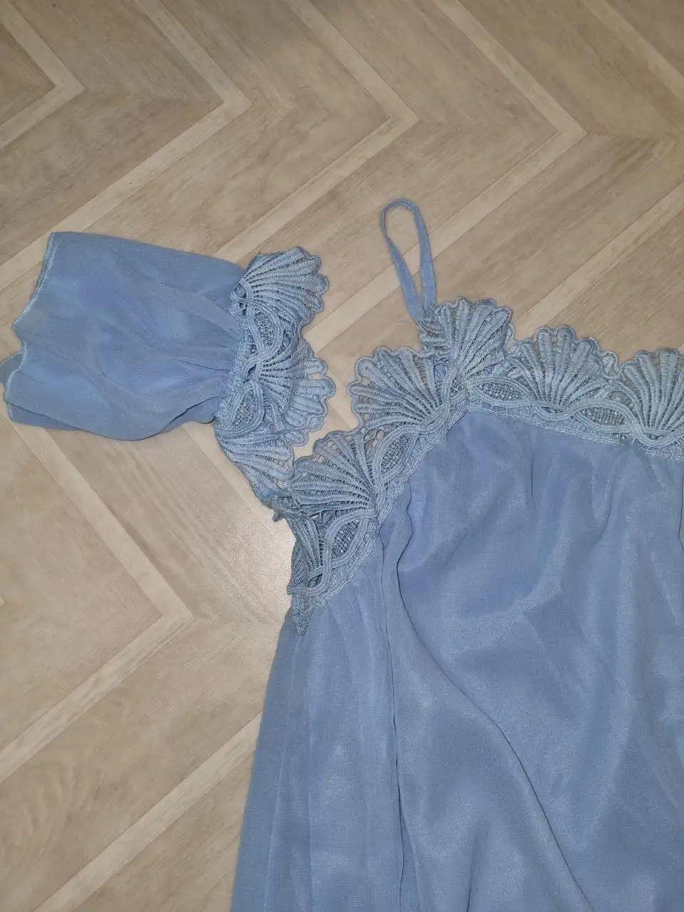 Платье легкое с открытыми плечами - Женская одежда (Одежда) в Томск