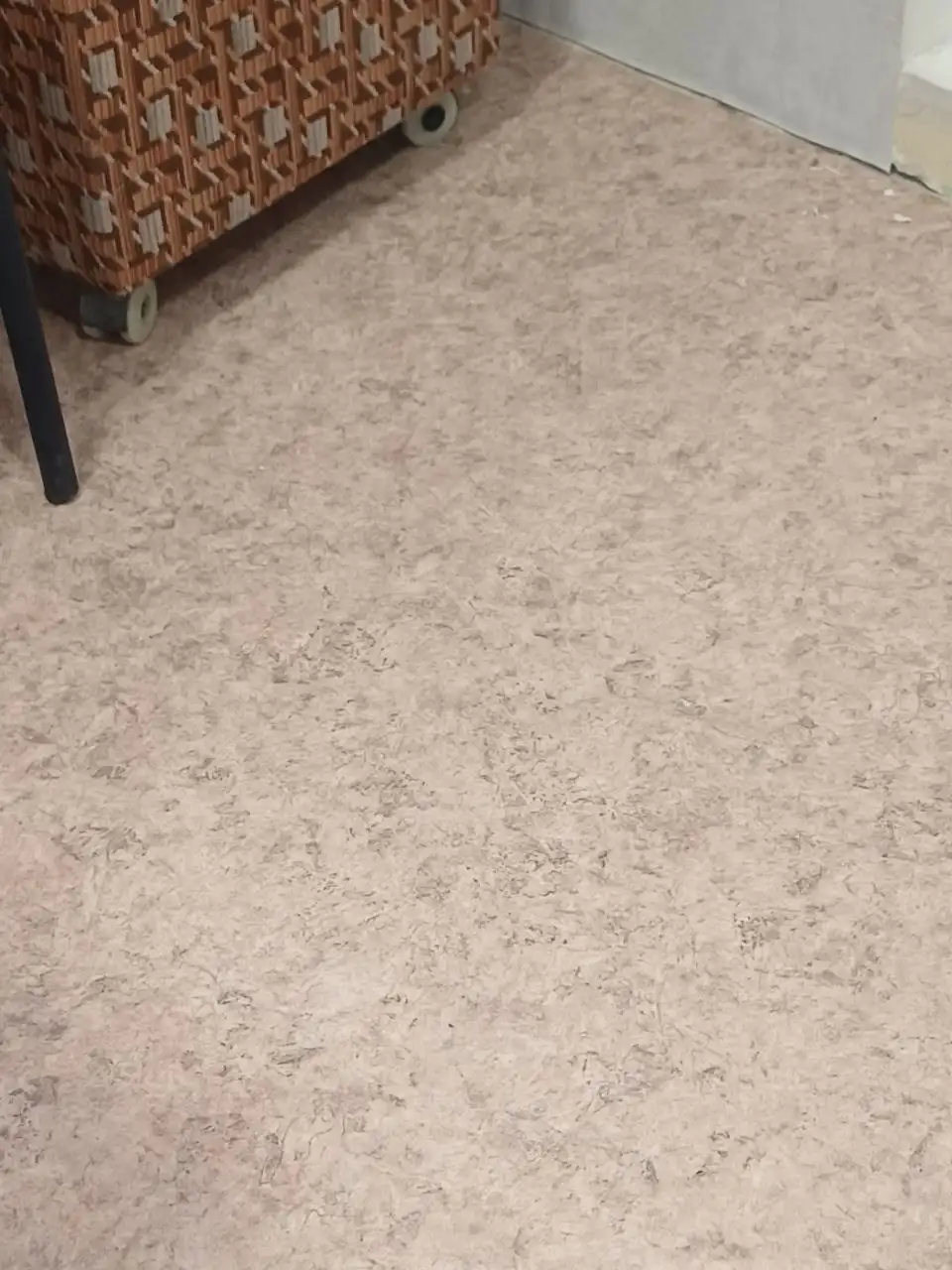 Продам б/у линолеум 3.4х2.80 - Напольные покрытия (Для дома и дачи) в Томск