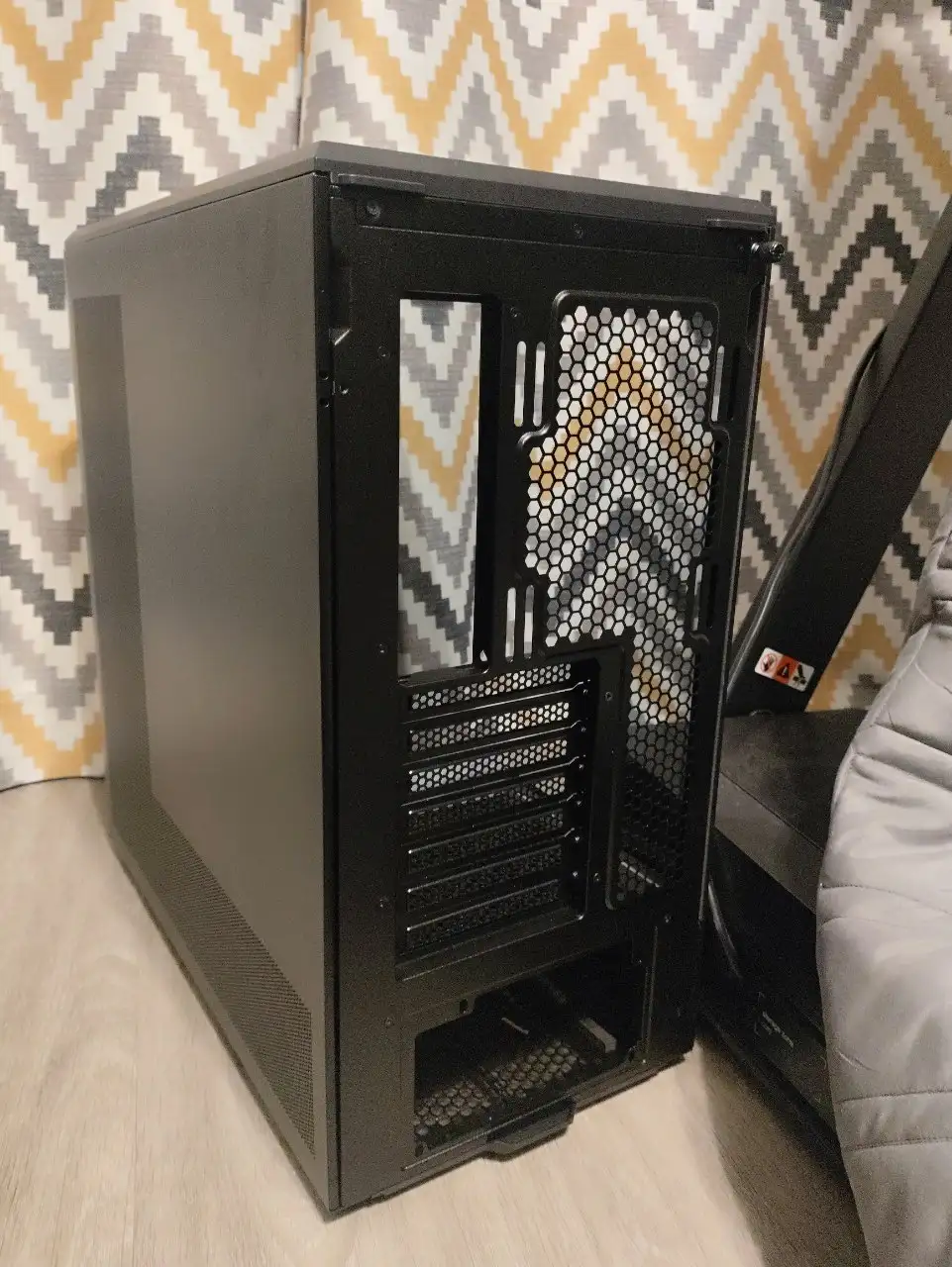 Продажа корпуса для ПК Lian li V100 и корпусных вентиляторов - Компьютерные комплектующие (Электроника) в Томск